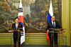 Foreign Minister Chung Eui-yong, left, and Russian Foreign Minister Sergei Lavrov, speak to the press following a meeting in Moscow on Wednesday. [MINISTRY OF FOREIGN AFFAIRS]