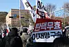 Pro-President Yoon Suk Yeol protesters rally in front of the Corruption Investigation Office for High-ranking Officials (CIO) headquarters in Gwacheon, Gyeonggi, on Jan. 15. [NEWS1]