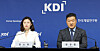 Chon So-ra, left, a research fellow at the Korea Development Institute (KDI), and Jung Kyu-chul, director of macroeconomic analysis and forecasting at KDI, announce the think tank's economic forecast on Thursday at the government complex in Sejong. [YONHAP]
