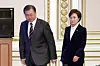 President Moon Jae-in, left, and Land Minister Kim Hyun-mee walk together at the Blue House on Thursday. Kim was summoned to the Blue House amid growing controversy surrounding the government's real estate measures. [YONHAP]
