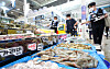 Officials from the National Fishery Products Quality Management Service under the Ministry of Oceans and Fisheries inspect the markings of where the seafood items came from at the Suwon Fish Market on Thursday. Many people are expected to head to the market in the next couple of days to buy foods for Chuseok, the Korean harvest holidays. [NEWS1]
