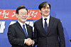 Democratic Party leader Lee Jae-myung, left, shakes hands with former Justice Minister Cho Kuk at the National Assembly in western Seoul on Tuesday. [JUN MIN-KYU]