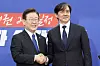 Democratic Party leader Lee Jae-myung, left, shakes hands with former Justice Minister Cho Kuk at the National Assembly in western Seoul on Tuesday. [JUN MIN-KYU]