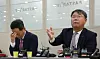 Eastar Jet CEO Choi Jong-gu, right, speaks to reporters at a press event in its headquarters in Gangseo District, western Seoul, on Monday. Choi urged Jeju Air to accelerate the acquisition. [YONHAP]