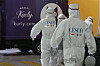 Disinfection workers head to a Market Kurly distribution center in Songpa District, southern Seoul, Wednesday, after the e-commerce company Kurly announced that an employee there has been infected with Covid-19. [NEWS1]