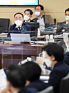 Finance Minister Hong Nam-ki attends the National Assembly audit at the government complex in Sejong, Wednesday. [YONHAP]