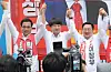 People Power Party leader Lee Jun-seok, center, campaigns in Daejeon on Monday ahead of local government elections. [YONHAP]