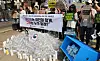 Civil environmental organizations protest the government's refusal to implement the single-use cup tax and regulations on the use of plastic in a news conference held in front of the Korea Federation for Environmental Movements in Jongno District, central Seoul, on Monday. [YONHAP]