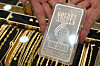 Silver and gold bars are displayed at a jewelry store in central Seoul. [YONHAP]