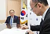 Korean Finance Minister Choo Kyung-ho, left, speaks with Japanese Vice Finance Minister Masato Kanda in Seoul on Friday. [NEWS1]