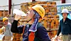 A construction water quenches his thirst in Gwangju on Monday as a heat wave continued to grip the nation. [YONHAP]