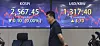 A screen in Hana Bank's trading room in central Seoul shows the Kospi closing at 2,567.45 points on Wednesday, down 0.0 percent, or 0.10 points, from the previous trading day. [YONHAP]