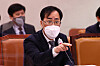 Park Jun-young, President Moon Jae-in's pick to head the Ministry of Oceans and Fisheries, answers a lawmaker during his confirmation hearing at the National Assembly on May 4. Park announced Thursday that he was giving up the nomination.  [NEWS1]