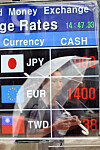 Foreign exchange rates are displayed at an exchange booth in Myeong-dong, central Seoul, on Tuesday. Goldman Sachs said in a report that the value of the yen may fall to 155 yen against the dollar to hit the lowest level since June 1990. [YONHAP]