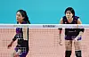 Lee Jae-young, right, and Lee Da-young, left, star volleyball players of the Heunguk Life Insurance Pink Spiders, during a game in October last year. [YONHAP]