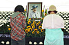 Koreans pay tribute to Queen Elizabeth II at a memorial altar in Hahoe Village in Andong, North Gyeongsang, on Tuesday. [NEWS1]