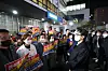 DP members, left, block prosecutors from entering the party’s headquarters in Yeouido on Wednesday night. [YONHAP]