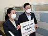 Rep. Kim Sung-won, deputy floor leader of the United Future Party (UFP), right, and Rep. Kwon Eun-hee, floor leader of the People's Party, submit a motion to impeach Justice Minister Choo Mi-ae to the National Assembly on Monday. [YONHAP]