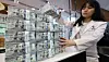 A banker checks dollar bills at Hana Bank's Counterfeit Notes Response Center in Seoul on July 1. [YONHAP]
