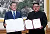 President Moon Jae-in and North Korean leader Kim Jong-un show copies of their joint declaration in Pyongyang on Sept. 19, 2018. [NEWS1]