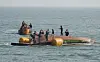 Divers conduct a search operation in waters near a northwestern border island on Sunday. A 12-ton fishing boat capsized in the sea off Soyeonpyeong Island at 6:07 p.m. Saturday, leaving three crew members, including the 63-year-old captain, missing. Two others were rescued, but one was later pronounced dead. The cause of the capsize was not immediately known. [YONHAP]