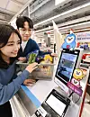 Models demonstrate digital payment systems using facial recognition technology at a Homeplus branch in Seoul. The giant discount retail chain announced Thursday that it is first among discount supermarkets to adopt “Shinhan Face Pay,” offered by Shinhan Card. [HOMEPLUS]