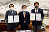 National Assembly Speaker Park Byeong-seug, center, poses for a photo with the ruling and opposition floor leaders after the Democratic Party and People Power Party accepted his compromise on a bill at the National Assembly in Yeouido, western Seoul, Friday. [NEWS1]