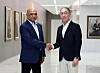 Doosan Group Vice Chairman Park Ji-won, right, shakes hands with an IBM executive at the tech company's headquarters in New York on Thursday. [DOOSAN GROUP]