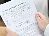 A high school senior checks her College Scholastic Ability Test (CSAT) score in Dec. 2020. [KPPA]