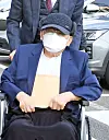 Shincheonji founder and leader Lee Man-hee appears at Suwon District Court on Monday to attend a hearing after he was indicted for obstructing the government's efforts to prevent the spread of infectious diseases. [NEWS1]