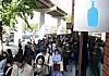 People line up in front of Blue Bottle's first Korean branch in Seongsu-dong in eastern Seoul on its opening day in 2019. [JOONGANG ILBO]