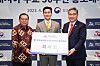 From left, Gandi Sulistiyanto, ambassador of Indonesia to Korea, Choi Si-won, member of boy band Super Junior, and Park Jin, foreign minister, pose together after Choi was appointed Monday as an honorary ambassador on the occasion of the 50th anniversary of bilateral ties between Indonesia and Korea at the Foreign Ministry in Seoul. [MINISTRY OF FOREIGN AFFAIRS]