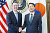 Korea's Industry Minister Ahn Duk-geun, right, and U.S. Trade Representative Jamieson Greer pose for a photo during their meeting in Washington on April 24. [YONHAP]