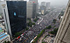 Antigovernment protesters fill up Sejong-daero, the main street of central Seoul, on Aug. 15. The Seoul Metropolitan Government had banned street rallies to stop the spread of Covid-19 infections, but the Seoul Administrative Court lifted bans on two rallies on Aug. 14. Although the organizers told the court to hold smaller events, tens of thousands gathered from around the country.  [YONHAP]