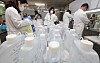 Researchers inspect tap water samples at the Seoul Water Institute in Gwangjin District, eastern Seoul, Wednesday, amid reports of larva-like organisms in tap water in the capital. [NEWS1]