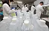 Researchers inspect tap water samples at the Seoul Water Institute in Gwangjin District, eastern Seoul, Wednesday, amid reports of larva-like organisms in tap water in the capital. [NEWS1]