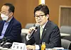 Environment Minister Cho Myung-rae addresses the recent controversy over bugs in tap water in a press conference Wednesday at the Yonsei Severance Foundation building in central Seoul. [YONHAP]