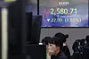 A screen in Hana Bank's trading room in central Seoul shows the stock market close on Monday. [YONHAP]