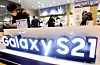 People test Samsung's Galaxy S21 smartphones on Jan. 15 in Seocho-dong, southern Seoul. [News1]
