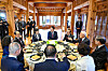 President-elect Yoon Suk-yeol in talks with attendees Wednesday at the “Listening Table, Seeking Wisdom” event to hear opinions from elders from a variety of fields, held at the Korea Furniture Museum in Seongbuk District, central Seoul. At the event, Moon Chung-hee, professor at Dongguk University; former Prime Minister Kim Hwang-sik; Shin Nak-kyun, former president of the Korean League of Women Voters; Chyung Dai-chul, senior politician; Shin Young-kyun, president of the PPP Standing Advisory Council; former Environment Minister Kim Myung-ja; Ban Ki-moon, former secretary general of the United Nations; and Chun Yoon-chul, former chairman of the Korea Fair Trade Commission attended. [NEWS1]