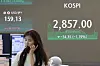 A screen in Hana Bank's trading room in central Seoul shows the Kospi on Thursday. [NEWS1]
