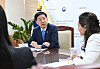 Minister of Economy and Finance Koo Yun-cheol, left, talks with Moody's Investors Service on Aug. 8 in Seoul. [YONHAP]