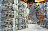 An employee counts U.S. bills at Hana Bank’s Counterfeit Response Center in Jung District, central Seoul, on Dec. 17, after the won-dollar exchange rate climbed further on foreign investors’ stock sell-offs and briefly surpassed the 1,480 won mark during intraday trading. [YONHAP]