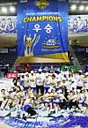 The Yongin Samsung Life Blueminx celebrate after winning the WKBL Championship on Monday. [YONHAP]