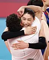 Kim Yeon-koung and head coach Stefano Lavarini embrace after the match against Turkey at the 2020 Tokyo Olympics women's volleyball quarterfinals on Wednesday. [REUTERS/YONHAP]
