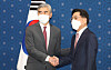 U.S. Special Representative for North Korea Sung Kim, left, shakes hands with Noh Kyu-duk, Seoul’s special representative for Korean Peninsula peace and security affairs, at the Foreign Ministry in Jongno District, central Seoul on Monday afternoon. [YONHAP]