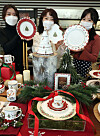 Models pose with various Christmas-themed dishes at a Hankook Chinaware store in Dongdaemun District, central Seoul on Tuesday. This year's Christmas-themed package includes dishes, mugs, photo frames and candlesticks. [YONHAP]