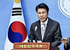 People Power Party Rep. Chang Je-won announces he will not run in next April’s parliamentary elections in a press conference at the National Assembly in Yeouido, western Seoul, on Tuesday. [YONHAP]