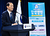 Government Legislation Minister Lee Wan-kyu announces the adoption of the international method of counting age starting Wednesday in a press briefing held at the government complex in central Seoul on Monday. [YONHAP]