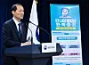 Government Legislation Minister Lee Wan-kyu announces the adoption of the international method of counting age starting Wednesday in a press briefing held at the government complex in central Seoul on Monday. [YONHAP]